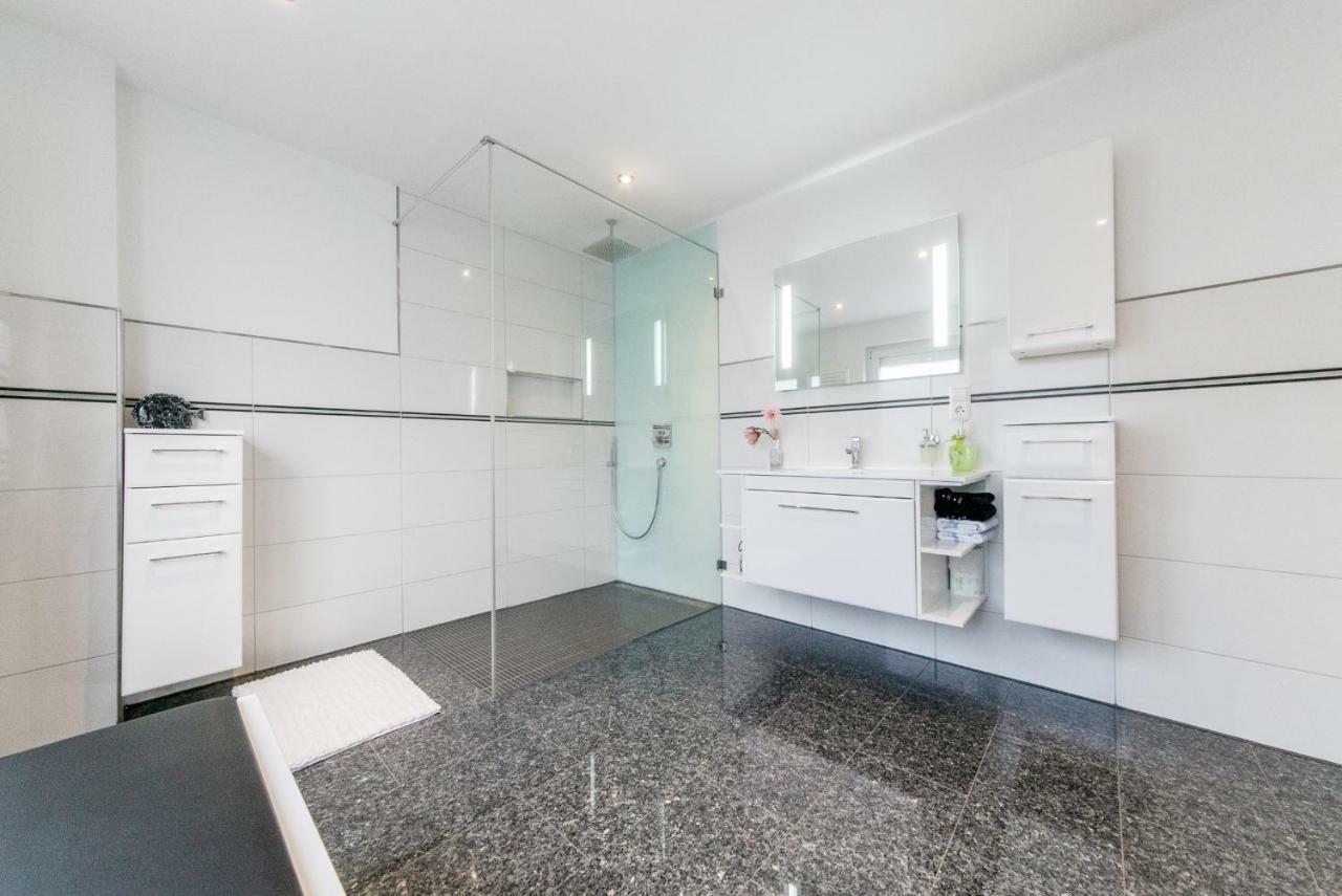 6815 Privat With Own Bath